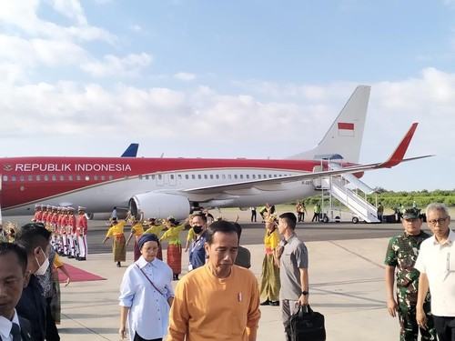 Presiden Jokowi dan Ibu Negara disambut Tarian Tiba Meka, tari penyambutan tamu dalam budaya Manggarai, di Bandar Udara Komodo Labuan Bajo, Minggu (7/5/2023). Foto: Ambrosius Ardin/detikBali