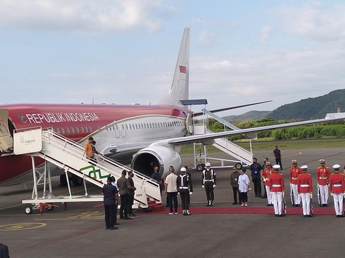 Presiden Jokowi pesawat kepresidenan di Bandar Udara Komodo, Labuan Bajo, Minggu (7/5/2023). Foto: Ambrosius Ardin/detikBali
