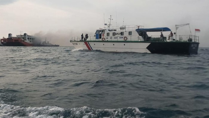 Kapal Motor Penyeberangan (KMP) Royce 1 terbakar