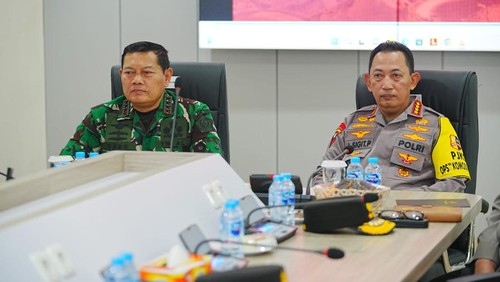 Kapolri Jenderal Listyo Sigit Prabowo bersama Panglima TNI Laksamana Yudo Margono meninjau 91 Command Center (pusat kendali) operasi pengamanan KTT ASEAN di Labuan Bajo, Minggu (7/5/2023). (Foto: Istimewa)