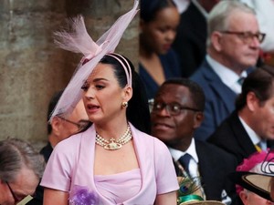 Katy Perry Kebingungan karena Cari Tempat Duduk di Penobatan Raja Charles III