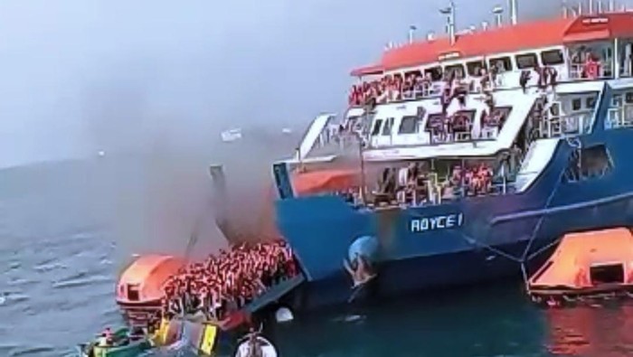 Kebakaran kapal feri KMP Royce 1 di perairan Merak.
