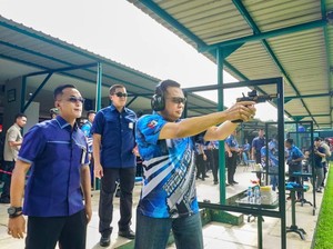 Bamsoet Sabet 2 Penghargaan di Kejuaraan Nasional Menembak KASAU CUP