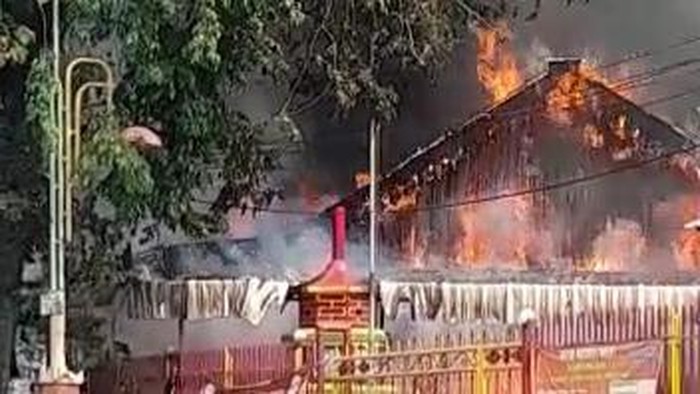 Klenteng di Mojokerto Terbakar, 5 PMK Diterjunkan