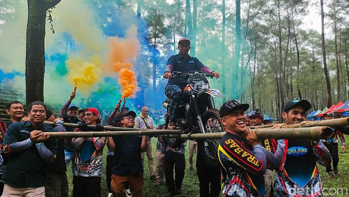 Komunitas Trabas saat melangsungkan kegiatan di Lembang, Bandung Barat