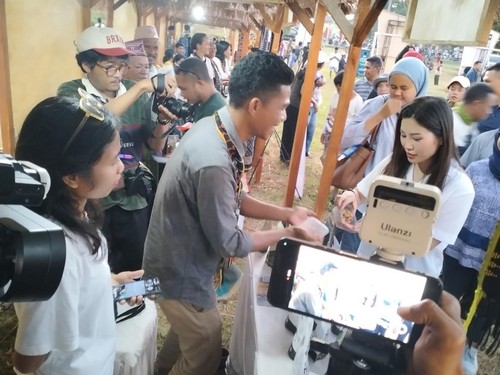 Wakil Menteri Pariwisata dan Ekonomi Kreatif Angela Tanoesoedibjo mencicipi kacang mete saat mengunjugi Labuan Bajo Street Carnival (Pasar Rakyat) di Lapangan Wae Kesambi, Labuan Bajo, Minggu (7/5/2023). (Ambrosius Ardin/detikBali)