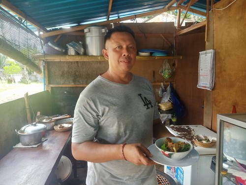 Kuliner bakso babi yang ada di Kabupaten Jembrana, tepatnya di Jalan Jurusan Denpasar-Gilimanuk, sebelah timur Pura Jagatnatha Jembrana, Sabtu (6/5/2023). (I Putu Adi Budiastrawan/detikBali).