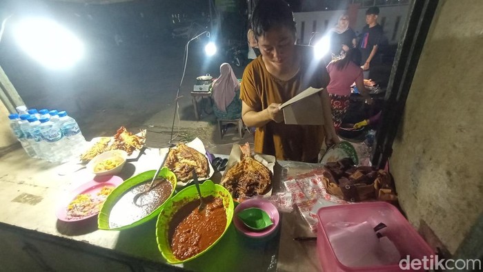 Kuliner ikan bakar di sekitaran Alun-alun Karimunjawa, Sabtu (6/5/2023) malam.