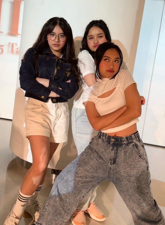 Potret Lovely bersama para sahabatnya. Mengenakan celana pendek putih yang dipadukan dengan jaket jeans, dirinya tampak sudah jago berpose. Foto: Instagram/@lovelyrum