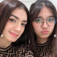 Berfoto wefie bersama sang mama seperti ini keduanya tampak begitu mirip bak kakak adik ya? Bagaimana menurutmu? Foto: Instagram/@realangelkaramoy