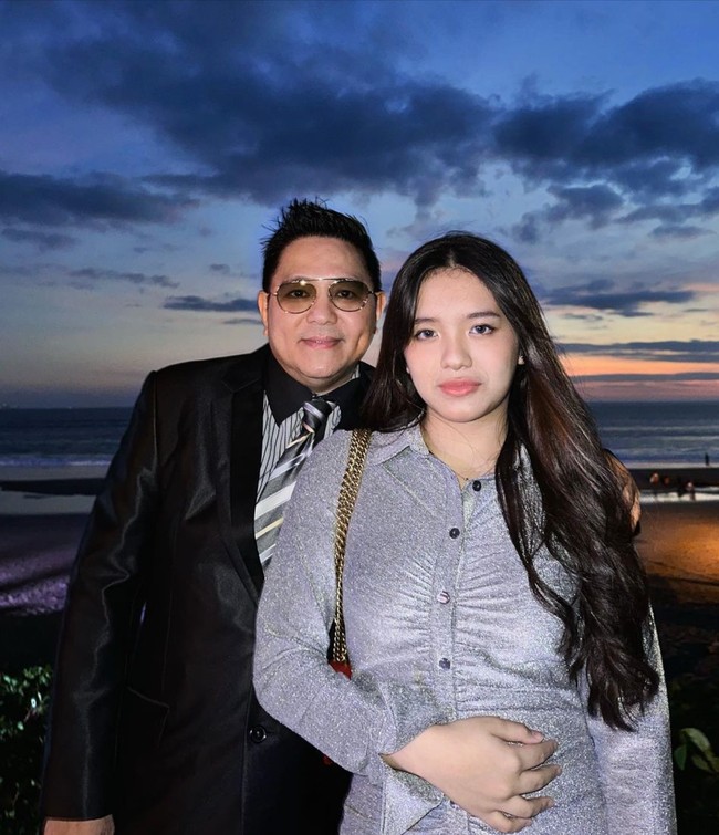 Angel Karamoy diketahui memiliki seorang putri bernama Lovely Rumangkang dari pernikahan pertamanya bersama mantan suaminya Steve Rumangkang. Kini Lovely sudah beranjak dewasa. Foto: Instagram/@lovelyrum