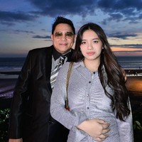 Angel Karamoy diketahui memiliki seorang putri bernama Lovely Rumangkang dari pernikahan pertamanya bersama mantan suaminya Steve Rumangkang. Kini Lovely sudah beranjak dewasa. Foto: Instagram/@lovelyrum