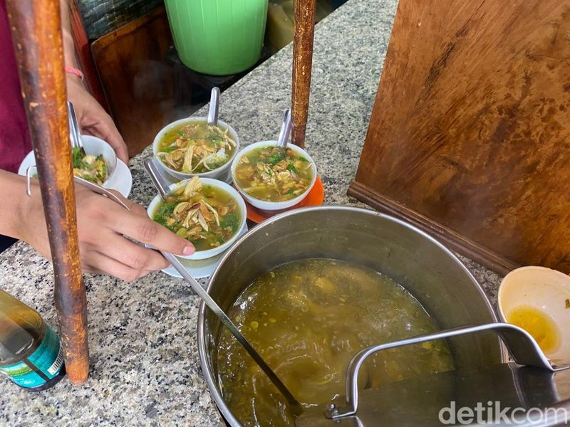 benar-benar bagus!  Soto Kudus yang legendaris di sini diolah menggunakan ayam kampung