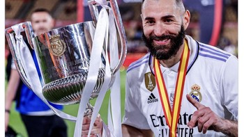 Karim Benzema jadi pemain yang merengkuh trofi paling banyak sebagai pemain Real Madrid saat ini. Wow! Foto: Twitter