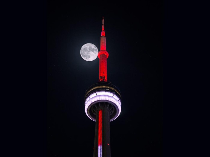 Menara komunikasi Merah-Putih Kanada