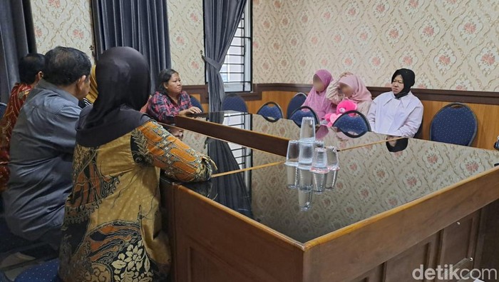 Mensos Risma menyambangi anak korban pemerkosaan ayah kandungnya di Sidoarjo