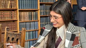 Gaya Mia Khalifa Pidato di Oxford yang Jadi Kontroversi, Pakai Seragam Impian