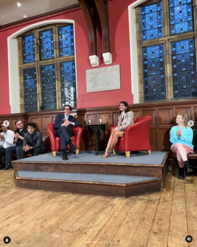 Mia Khalifa dan Oxford Union membagikan momen tersebut di media sosial. Mia yang terlihat mengenakan seragam setelan blazer dan rok pendek berwarna krem mengaku sangat terhormat mendapat kesempatan itu.Foto: Instagram