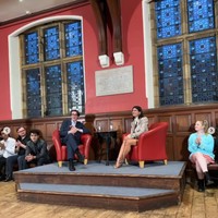 Mia Khalifa dan Oxford Union membagikan momen tersebut di media sosial. Mia yang terlihat mengenakan seragam setelan blazer dan rok pendek berwarna krem mengaku sangat terhormat mendapat kesempatan itu.Foto: Instagram