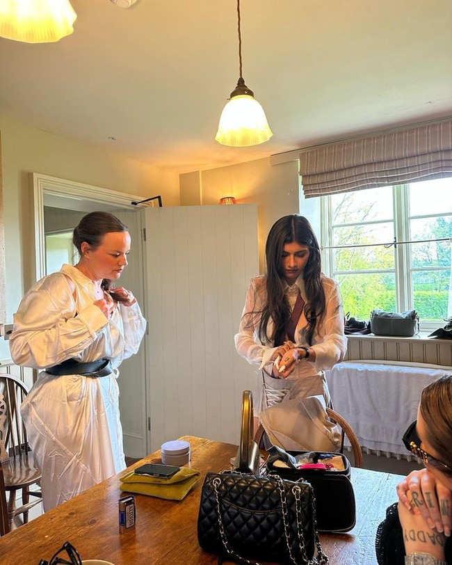 Mia sendiri tampak sangat mempersiapkan penampilannya di Oxford. Ia mempercayakan penampilannya pada brand Dilara Findikoglu yang dikenal dengan baju-baju seksinya. Begini gayanya saat melakukan fitting.Foto: Instagram