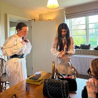 Mia sendiri tampak sangat mempersiapkan penampilannya di Oxford. Ia mempercayakan penampilannya pada brand Dilara Findikoglu yang dikenal dengan baju-baju seksinya. Begini gayanya saat melakukan fitting.Foto: Instagram