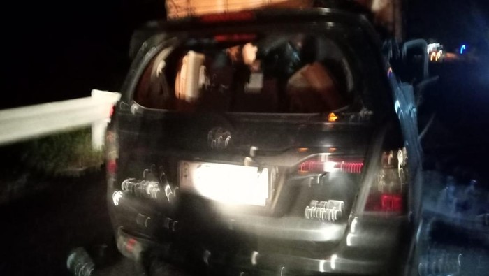 Mobil penumpang tabrak truk Fuso di tol Lampung. (Foto: Istimewa)
