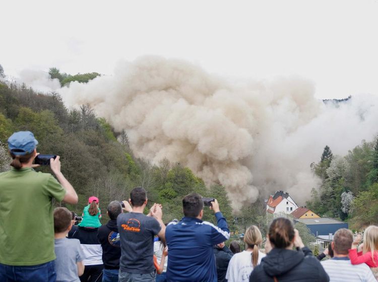Momen Jembatan Rahmedetal di Jerman Dihancurkan