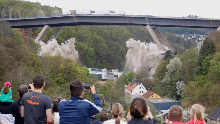 Momen Jembatan Rahmedetal di Jerman Dihancurkan People watch as the dilapidated Rahmedetal bridge on the A45 highway is destroyed in a controlled explosion near Luedenscheid, Germany, May 7, 2023. REUTERS/Leon Kuegeler