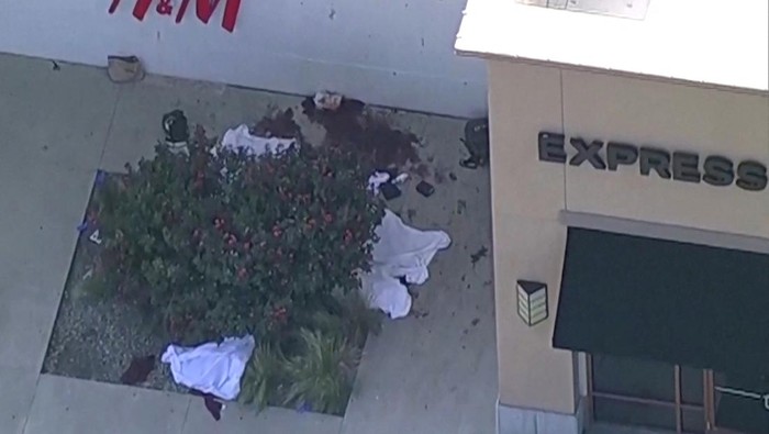 Momen Warga Dievakuasi Usai Penembakan Brutal di AS Shoppers leave as law enforcement officers respond to a shooting in the Dallas area's Allen Premium Outlets, which authorities said has left multiple people injured in Allen, Texas, U.S. May 6, 2023 in a still image from video. ABC Affiliate WFAA via REUTERS
NO RESALES. NO ARCHIVES. MANDATORY CREDIT