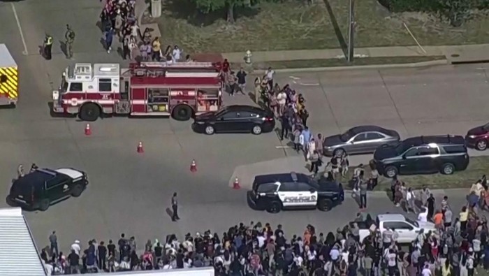 Momen Warga Dievakuasi Usai Penembakan Brutal di AS Shoppers leave as law enforcement officers respond to a shooting in the Dallas area's Allen Premium Outlets, which authorities said has left multiple people injured in Allen, Texas, U.S. May 6, 2023 in a still image from video. ABC Affiliate WFAA via REUTERS
NO RESALES. NO ARCHIVES. MANDATORY CREDIT