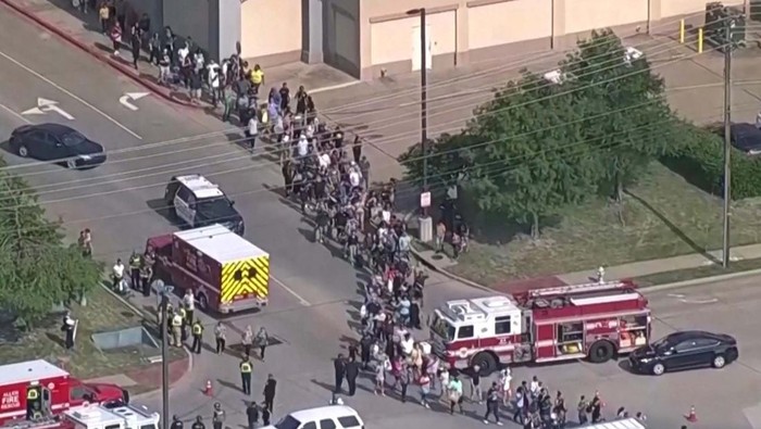 Momen Warga Dievakuasi Usai Penembakan Brutal di AS Shoppers leave as law enforcement officers respond to a shooting in the Dallas area's Allen Premium Outlets, which authorities said has left multiple people injured in Allen, Texas, U.S. May 6, 2023 in a still image from video. ABC Affiliate WFAA via REUTERS
NO RESALES. NO ARCHIVES. MANDATORY CREDIT