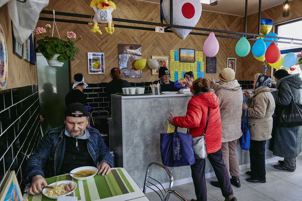 Mulia! Kakek 75 Tahun Ini Buka Kafe untuk Bagikan Makanan Gratis