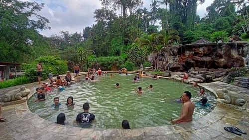 Objek wisata air panas Yeh Panes Penatahan. di Desa Penataan Kaja, Kecamatan Penebel, Tabanan, Bali.