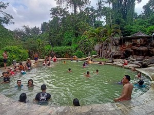 Bali Juga Punya Kolam Air Panas, Namanya Yeh Panes Penatahan