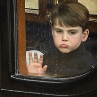 Salah satunya foto wajah manyun Pangeran Louis ini. Sambil meletakkan tangannya di jendela, putra bungsu Pangeran William dan Kate Middleton itu memajukan bibirnya. Foto: Dok. Getty Images, Wireimage