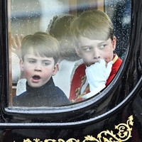 Ada juga momen Pangeran Louis tampak menguap saat naik kereta kencana menuju Westminster Abbey, London, Inggris. Foto: Dok. Getty Images, Wireimage