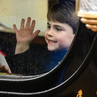 Pangeran Louis juga tak lupa menunjukkan senyumnya dan melambaikan tangan pada masyarakat yang ditemuinya sepanjang jalan menuju tempat penobatan kakeknya, Raja Charles III. Foto: Dok. Getty Images, Wireimage