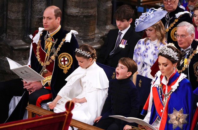 Ketika berada di dalam Gereja Westminster Abbey, lagi-lagi momen Pangeran Louis menguap viral jadi meme. Bocah lima tahun itu sampai dijuluki meme king oleh netizen. Foto: Dok. Getty Images, Wireimage