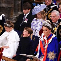 Ketika berada di dalam Gereja Westminster Abbey, lagi-lagi momen Pangeran Louis menguap viral jadi meme. Bocah lima tahun itu sampai dijuluki meme king oleh netizen. Foto: Dok. Getty Images, Wireimage
