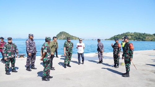 Panglima TNI Laksamana TNI Yudo Margono didampingi Komandan Satuan Tugas Pengamanan (Dansatgas Pamwil) KTT ASEAN Mayjen TNI Sonny Aprianto meninjau Pelabuhan Marina Labuan Bajo, Minggu (7/5/2023). (Foto: Istimewa)