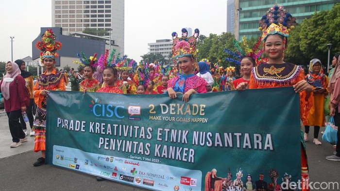 Komunitas peduli kanker Indonesian Cancer Information and Support Center (CISC) gelar parade etnik nusantara. Mereka memakai busana dari berbagai daerah.