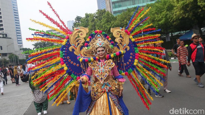 Komunitas peduli kanker Indonesian Cancer Information and Support Center (CISC) gelar parade etnik nusantara. Mereka memakai busana dari berbagai daerah.