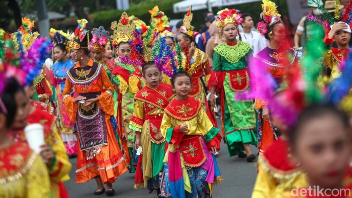 Komunitas peduli kanker Indonesian Cancer Information and Support Center (CISC) gelar parade etnik nusantara. Mereka memakai busana dari berbagai daerah.