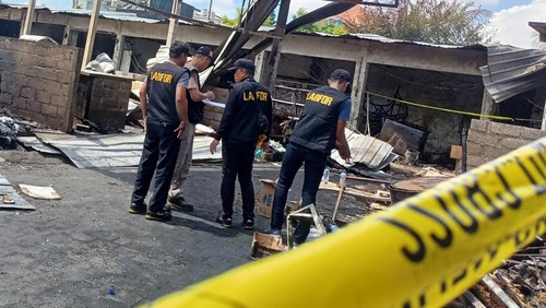 Tim Labfor Polda Bali memeriksa lokasi titik api kebakaran Pasar Semat Sari Tibubeneng, Badung, Minggu (7/5/2023).