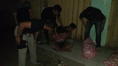 Dua pencuri toko bawang milik seorang TNI di Mataram ditangkap polisi, Minggu (7/5/2023).