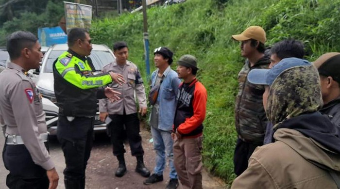 Penertiban juru parkir di Warpat Puncak Bogor. (M Sholihin/detikcom)
