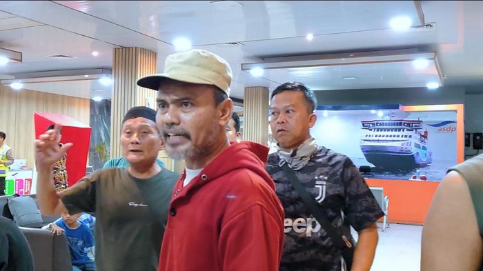 Penumpang KMP Royce marah-marah. (M Iqbal/detikcom)