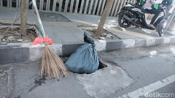 Penutup lubang drainase di Jalan Hertasning Makassar diduga dicuri.