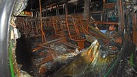 Anggota Tim Komite Nasional Keselamatan Transportasi (KNKT) memeriksa bangkai bus yang terbakar di kapal ferry KMP Royce 1 di lepas pantai Pelabuhan Merak untuk menyelidiki dan memastikan penyebab kebakaran, di Merak, Banten, Minggu (7/5/2023). 