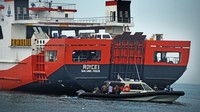 KMP Royce 1 terbakar saat baru bertolak dari Pelabuhan Merak menuju Sumatera pukul 14.45 WIB pada Sabtu (6/5) dengan mengangkut 456 penumpang dan 97 kendaraan serta tidak ada korban jiwa tapi 13 kendaraan roda empat turut terbakar.